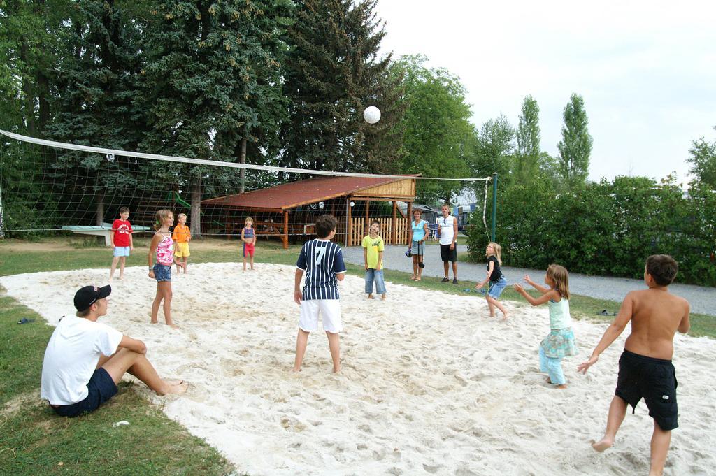 Camping Oase Praha Hotel Zlatníky Екстериор снимка