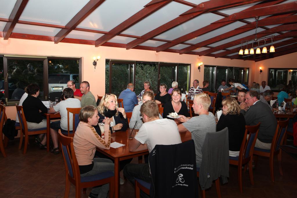 Camping Oase Praha Hotel Zlatníky Екстериор снимка