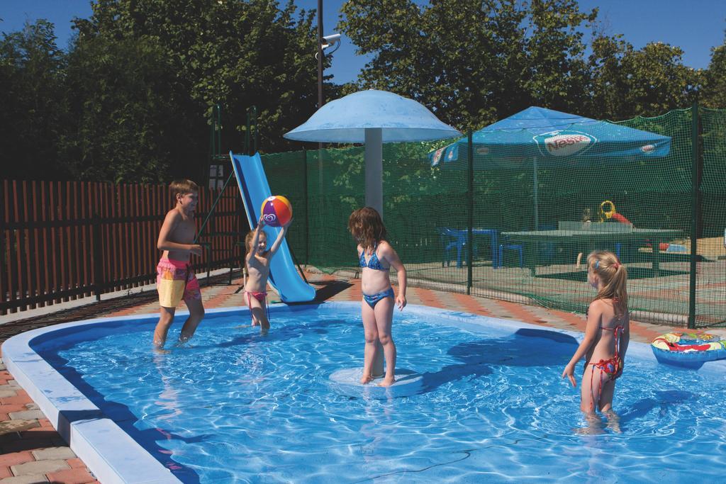 Camping Oase Praha Hotel Zlatníky Екстериор снимка