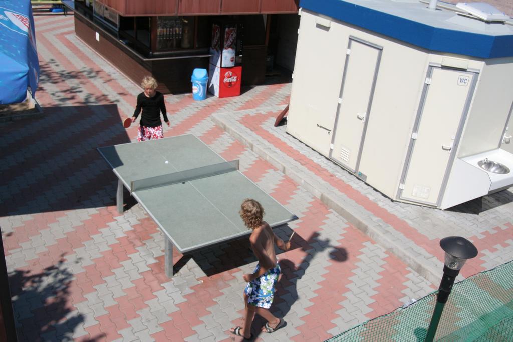 Camping Oase Praha Hotel Zlatníky Екстериор снимка