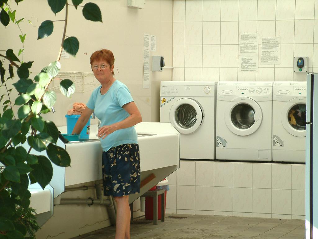 Camping Oase Praha Hotel Zlatníky Екстериор снимка