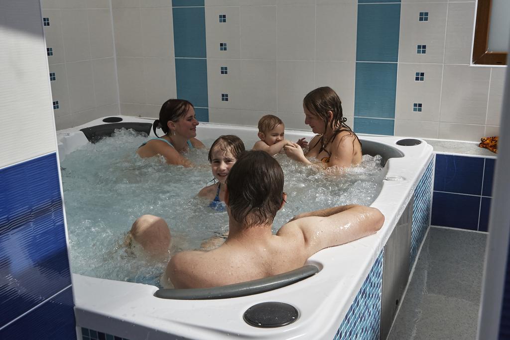 Camping Oase Praha Hotel Zlatníky Екстериор снимка